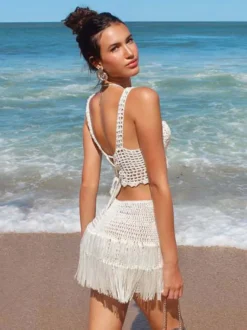Ensemble deux pièces jupe et haut sans manches à franges style plage chic col trapèze écru et blanc.