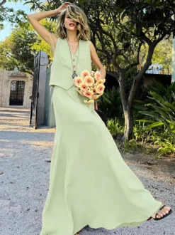 Ensemble deux pièces jupe et haut orange à boutons rétro style resort en lin col V sans manches.