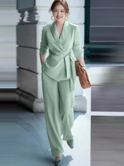 Ensemble deux pièces élégant pour femme : blazer cache-cœur tailleur pantalon à jambes larges et coupe ajustée idéal pour le printemps 2026.