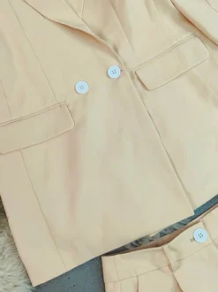 Ensemble deux pièces pour femme : veste blazer longue et short taille haute couleur abricot idéal pour le bureau.