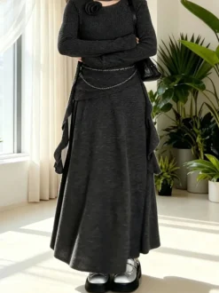 Ensemble deux pièces robe maxi en maille côtelée gris foncé ornée d'un col fleuri et d'une jupe longue à volants