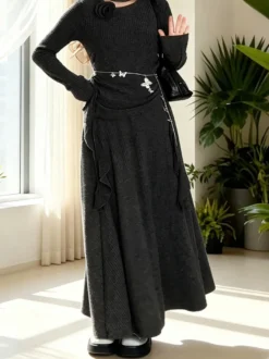 Ensemble deux pièces robe maxi en maille côtelée gris foncé ornée d'un col fleuri et d'une jupe longue à volants