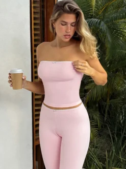 Ensemble deux pièces rose en dentelle : haut bustier sans bretelles legging capri taille haute et bordure en dentelle.