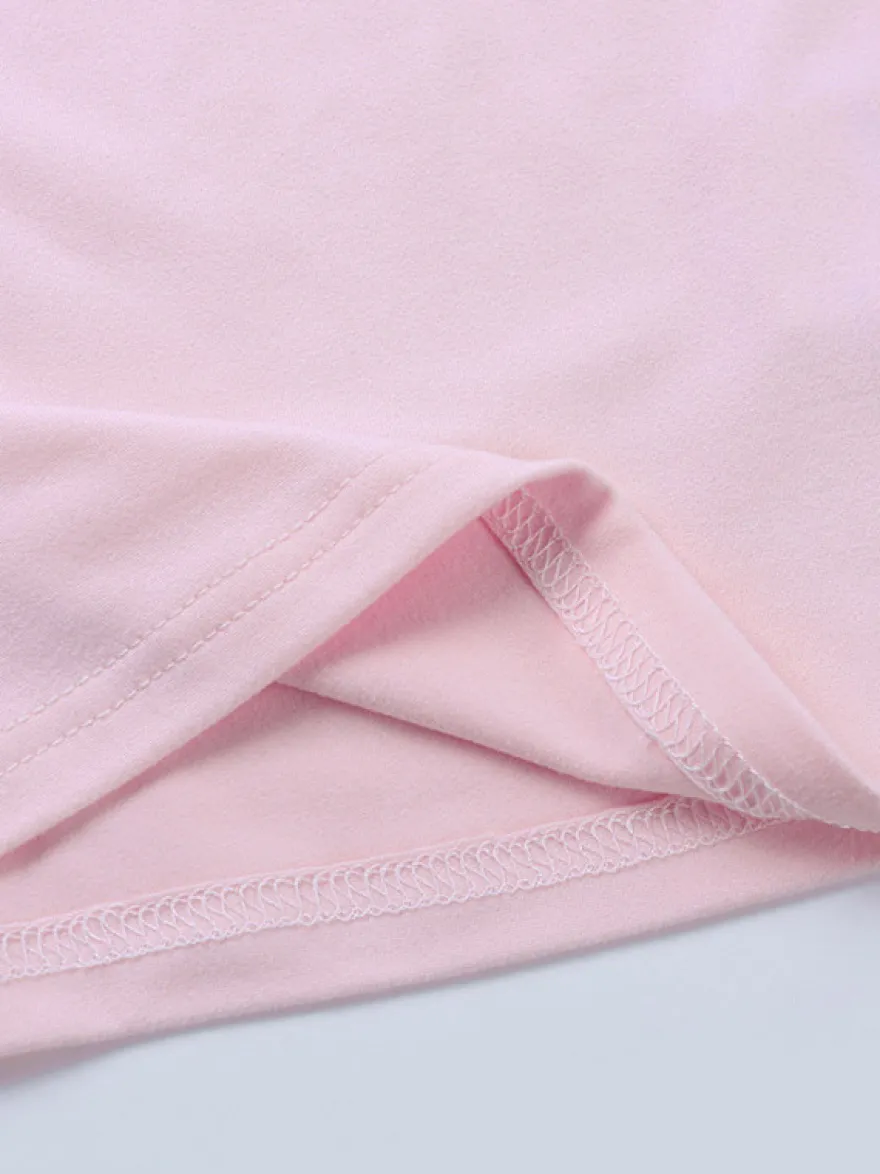 Ensemble deux pièces rose en dentelle : haut bustier sans bretelles legging capri taille haute et bordure en dentelle.