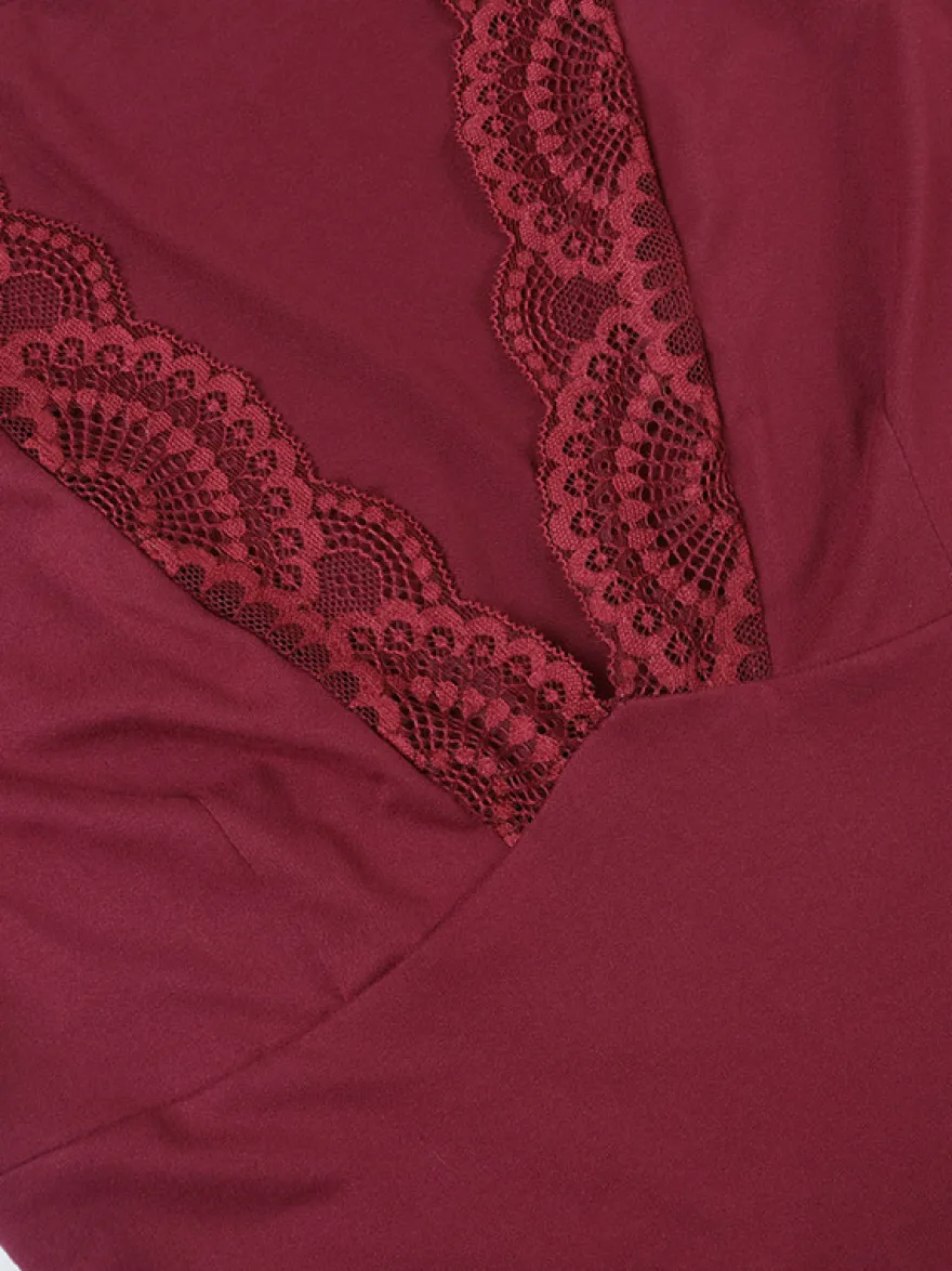 Ensemble deux pièces : top court slim à décolleté plongeant en dentelle et jupe sirène à ourlet asymétrique.