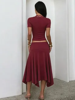 Ensemble deux pièces : top court slim à décolleté plongeant en dentelle et jupe sirène à ourlet asymétrique.