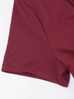 Ensemble deux pièces : top court slim à décolleté plongeant en dentelle et jupe sirène à ourlet asymétrique.