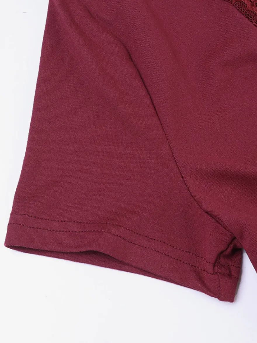 Ensemble deux pièces : top court slim à décolleté plongeant en dentelle et jupe sirène à ourlet asymétrique.