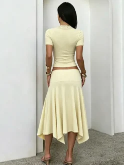 Ensemble deux pièces : top court slim à décolleté plongeant en dentelle et jupe sirène à ourlet asymétrique.