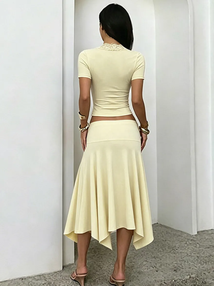 Ensemble deux pièces : top court slim à décolleté plongeant en dentelle et jupe sirène à ourlet asymétrique.