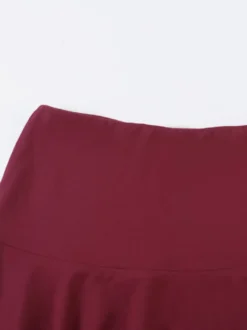 Ensemble deux pièces : top court slim à décolleté plongeant en dentelle et jupe sirène à ourlet asymétrique.