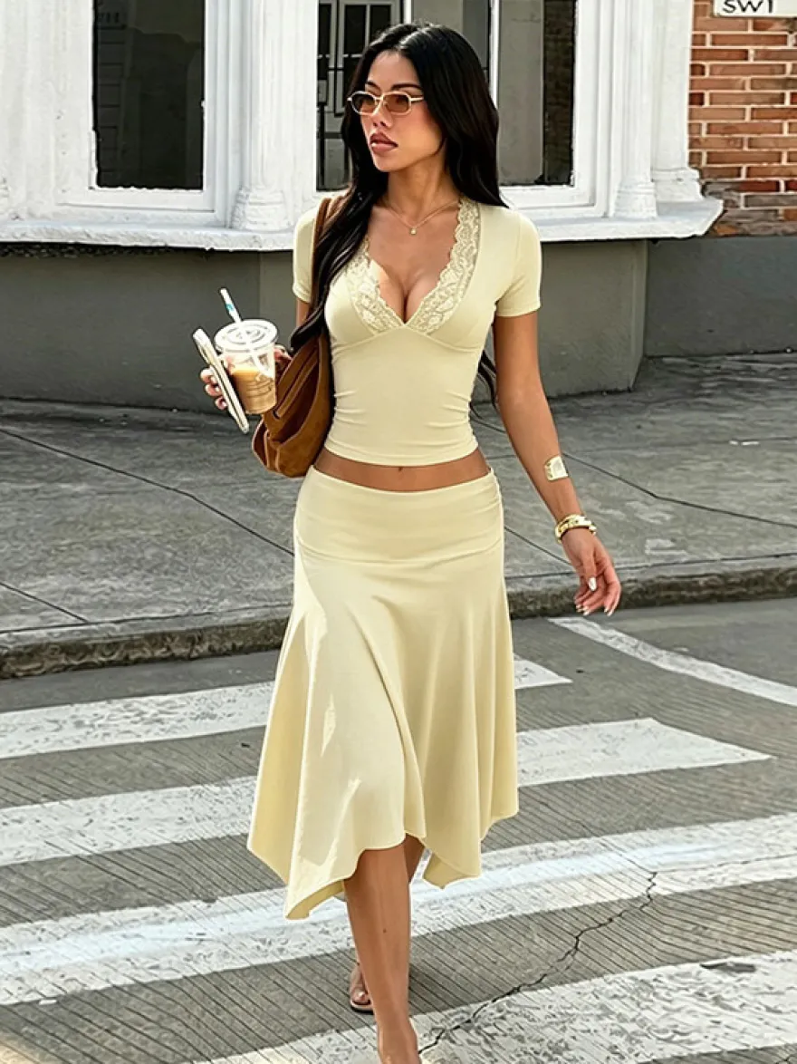 Ensemble deux pièces : top court slim à décolleté plongeant en dentelle et jupe sirène à ourlet asymétrique.