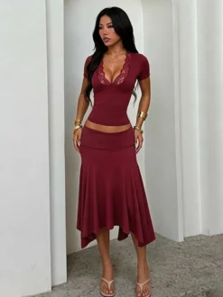 Ensemble deux pièces : top court slim à décolleté plongeant en dentelle et jupe sirène à ourlet asymétrique.