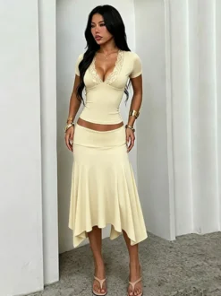 Ensemble deux pièces : top court slim à décolleté plongeant en dentelle et jupe sirène à ourlet asymétrique.