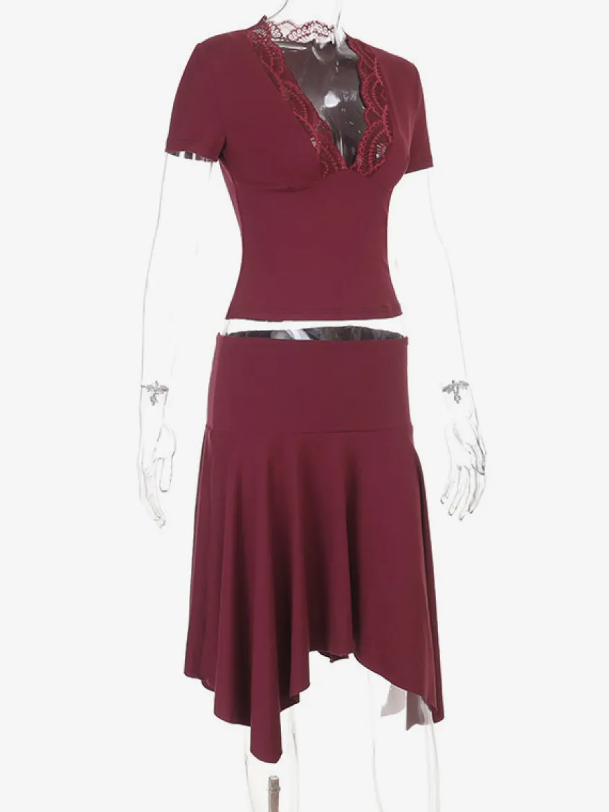Ensemble deux pièces : top court slim à décolleté plongeant en dentelle et jupe sirène à ourlet asymétrique.