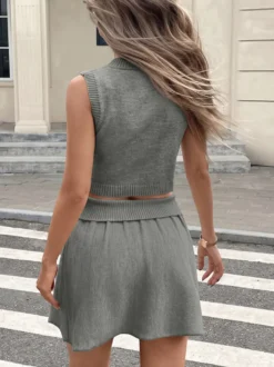 Ensemble deux pièces : top court sans manches à col V en maille et jupe taille haute. Tenue deux pièces pour femme.