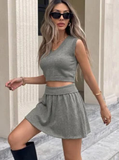 Ensemble deux pièces : top court sans manches à col V en maille et jupe taille haute. Tenue deux pièces pour femme.