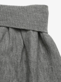 Ensemble deux pièces : top court sans manches à col V en maille et jupe taille haute. Tenue deux pièces pour femme.
