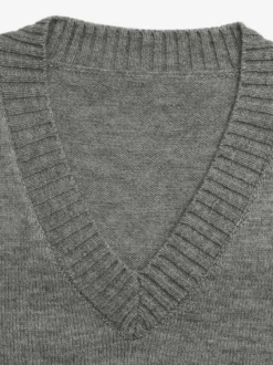 Ensemble deux pièces : top court sans manches à col V en maille et jupe taille haute. Tenue deux pièces pour femme.