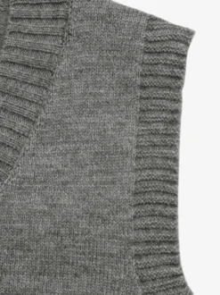 Ensemble deux pièces : top court sans manches à col V en maille et jupe taille haute. Tenue deux pièces pour femme.