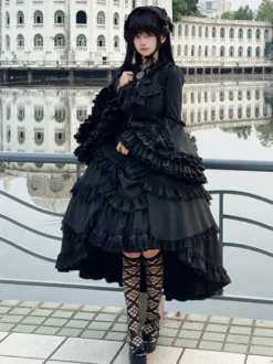 Ensemble Lolita gothique noir : robe à volants manches longues haut à cravate et jupe.