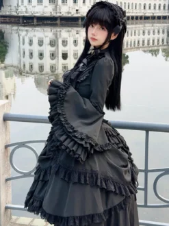 Ensemble Lolita gothique noir : robe à volants manches longues haut à cravate et jupe.
