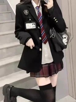 Ensemble Lolita JK d'uniforme scolaire japonais manteau à carreaux noirs à manches longues et jupe plissée.