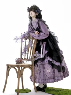 Ensemble Lolita robe et tablier violet avec broderies délicates de papillons et de fleurs décolleté croisé robe et tablier