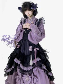 Ensemble Lolita robe et tablier violet avec broderies délicates de papillons et de fleurs décolleté croisé robe et tablier