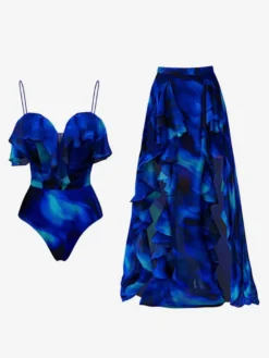 Ensemble maillot de bain bleu chic à volants et bretelles décolletées.