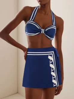 Ensemble maillot de bain deux tons bleu sexy à lacets et dos nu avec cache-maillots et paréos.