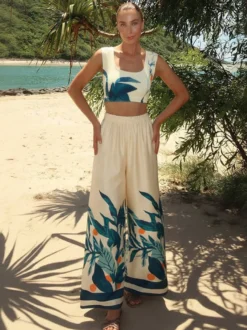 Ensemble maillot de bain d'été couleur abricot paréo et cache-maillots