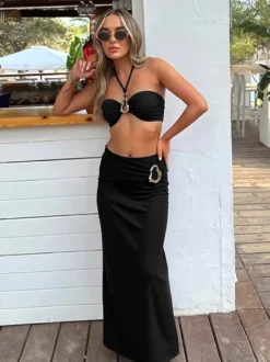 Ensemble maillot de bain et cache-maillots noirs sexy sans manches soutien-gorge dos nu et jupe longue.