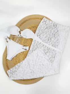 Ensemble maillot de bain et cache-maillot blanc sexy en dentelle à œillets jupe longue sans manches et soutien-gorge dos nageur.