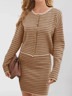 Ensemble 2 pièces : cardigan court rayé à boutons sur le devant et mini-jupe