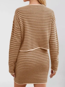 Ensemble 2 pièces : cardigan court rayé à boutons sur le devant et mini-jupe