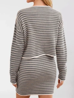 Ensemble 2 pièces : cardigan court rayé à boutons sur le devant et mini-jupe