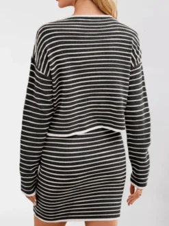 Ensemble 2 pièces : cardigan court rayé à boutons sur le devant et mini-jupe