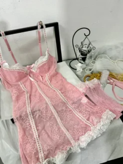 Ensemble 3 pièces de lingerie Babydoll pour femme : robe en dentelle noire bicolore culotte et bas.