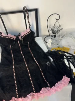 Ensemble 3 pièces de lingerie Babydoll pour femme : robe en dentelle noire bicolore culotte et bas.