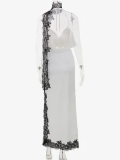Ensemble 2 pièces : haut court dos nu en satin blanc à décolleté plongeant et jupe longue fendue ornée de dentelle noire