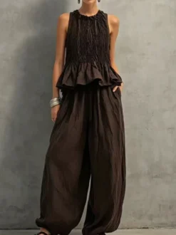 Ensemble 2 pièces : haut péplum sans manches à volants et smocks pantalon large.