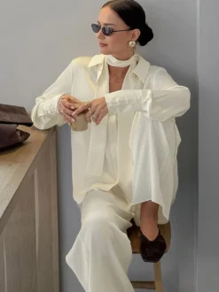 Ensemble 2 pièces pour femme : chemise à col et pantalon large style décontracté.
