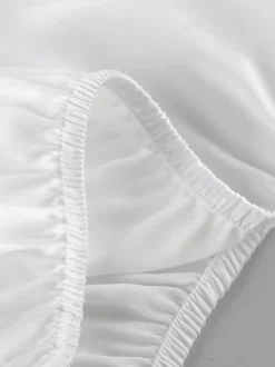 Ensemble 2 pièces pour femme 2026 : haut à col en V bordé de dentelle satinée et mini-jupe à nouer sur le devant