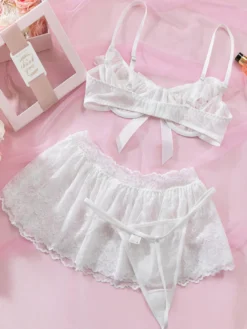 Ensembles de lingerie de mariée 3 pièces en dentelle blanche : soutien-gorge et culotte.