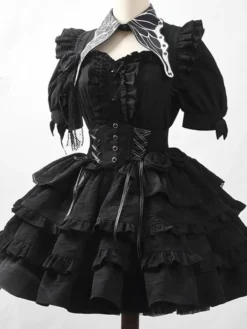 Ensembles Gothic Lolita : haut noir à manches courtes volants et fleurs avec jupe.