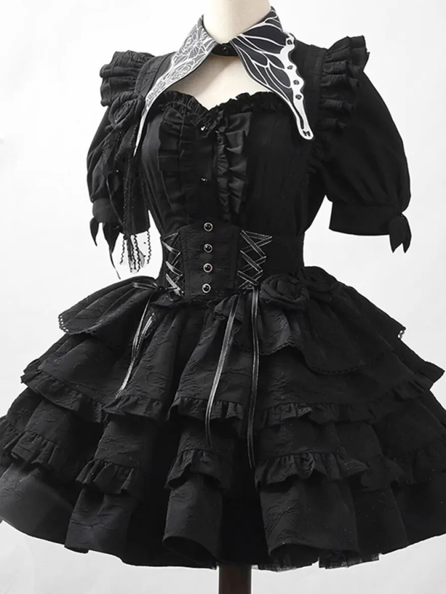 Ensembles Gothic Lolita : haut noir à manches courtes volants et fleurs avec jupe.