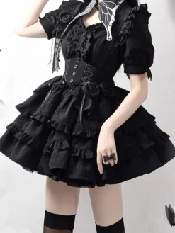 Ensembles Gothic Lolita : haut noir à manches courtes volants et fleurs avec jupe.