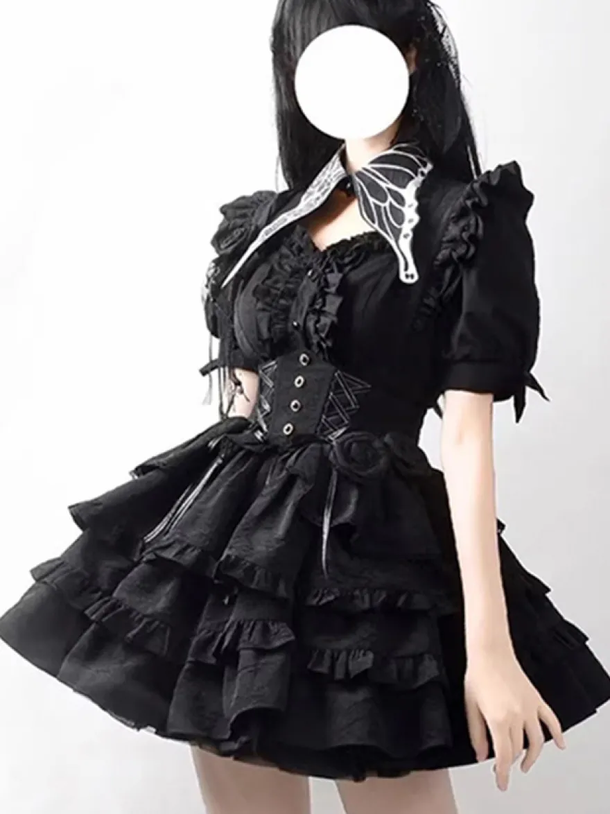 Ensembles Gothic Lolita : haut noir à manches courtes volants et fleurs avec jupe.