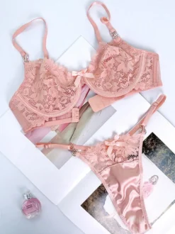 Ensemble soutien-gorge et string en dentelle florale à col en V et nœud avec armatures.